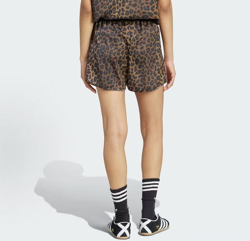 Di As Shorts Woman · 4