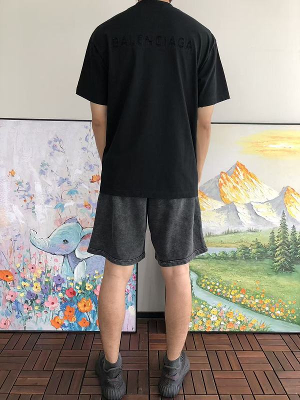 B L Ia A T-shirt · 5