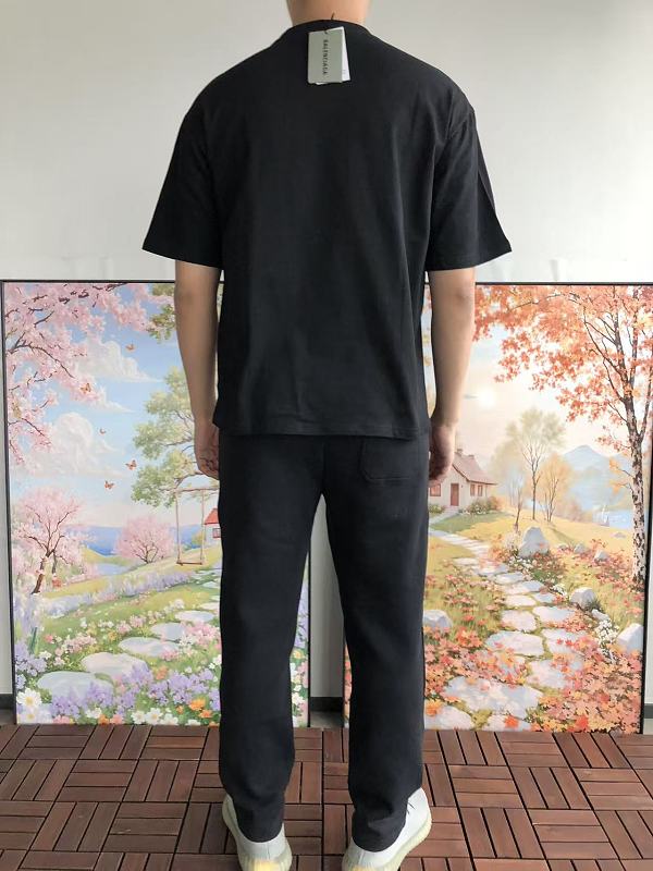 B L Ia A T-shirt · 4