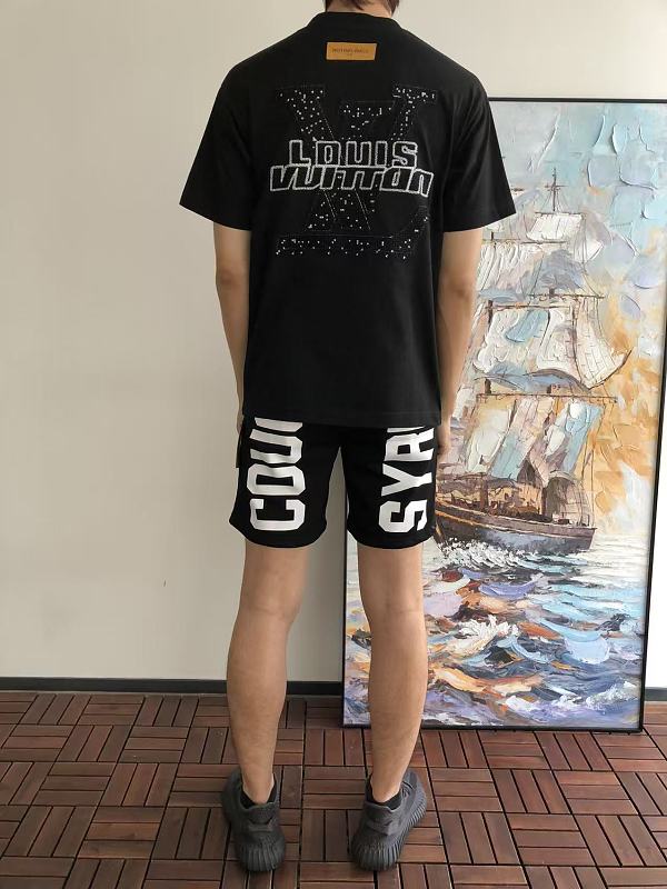 L T-shirt · 4