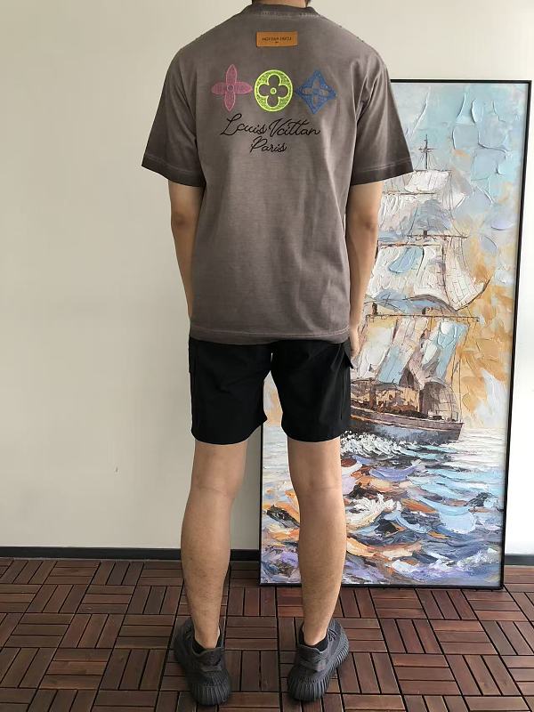 L T-shirt · 4