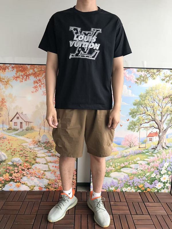 L T-shirt · 3