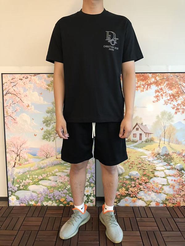 D O T-shirt · 3