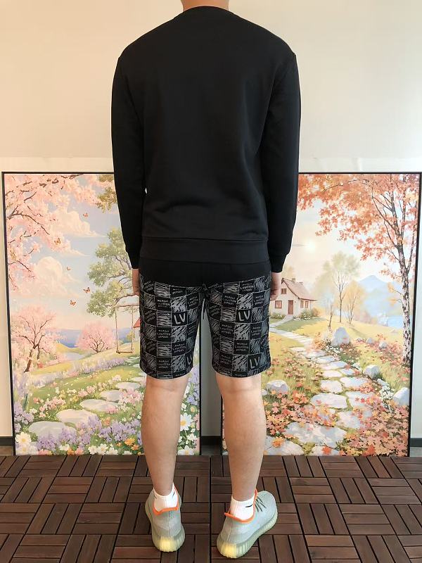 M R Sweater · 4