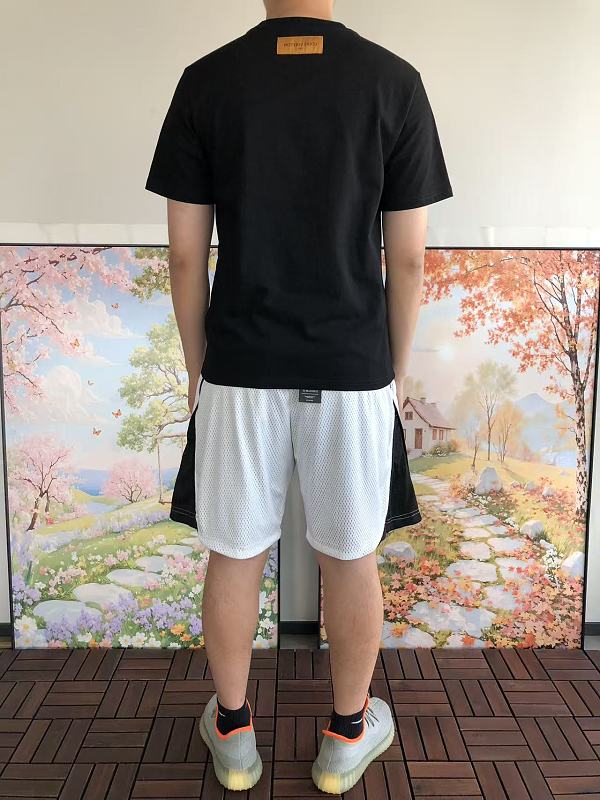 L T-shirt · 4