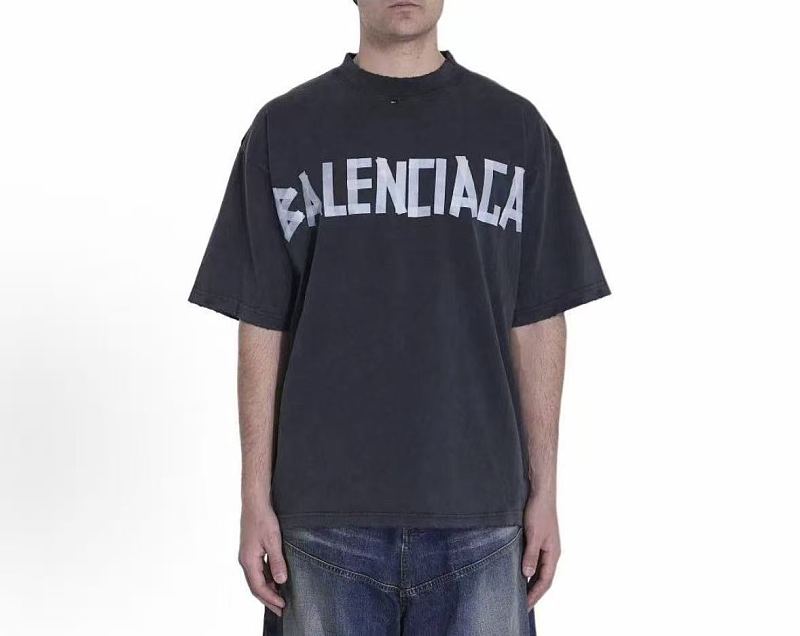 B L Ia A T-shirt · 3