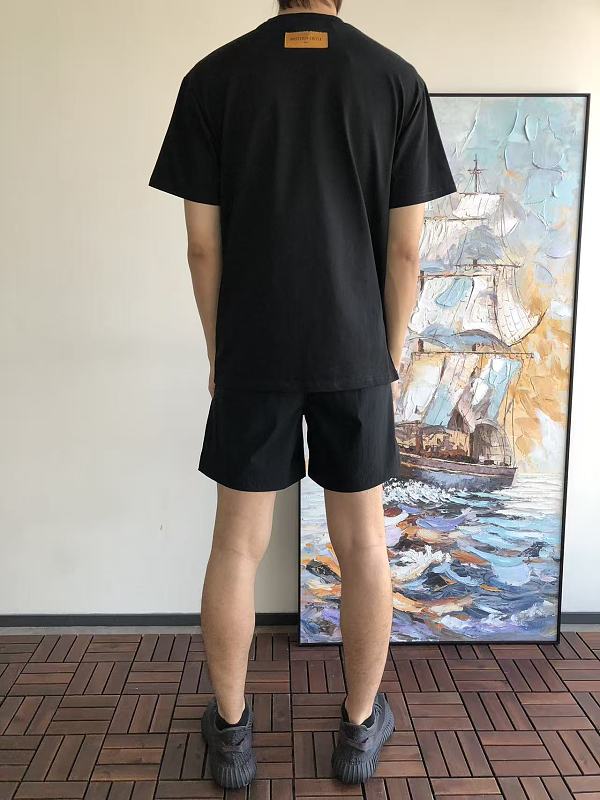 L T-shirt · 4