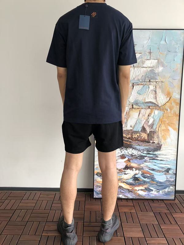 L T-shirt · 5