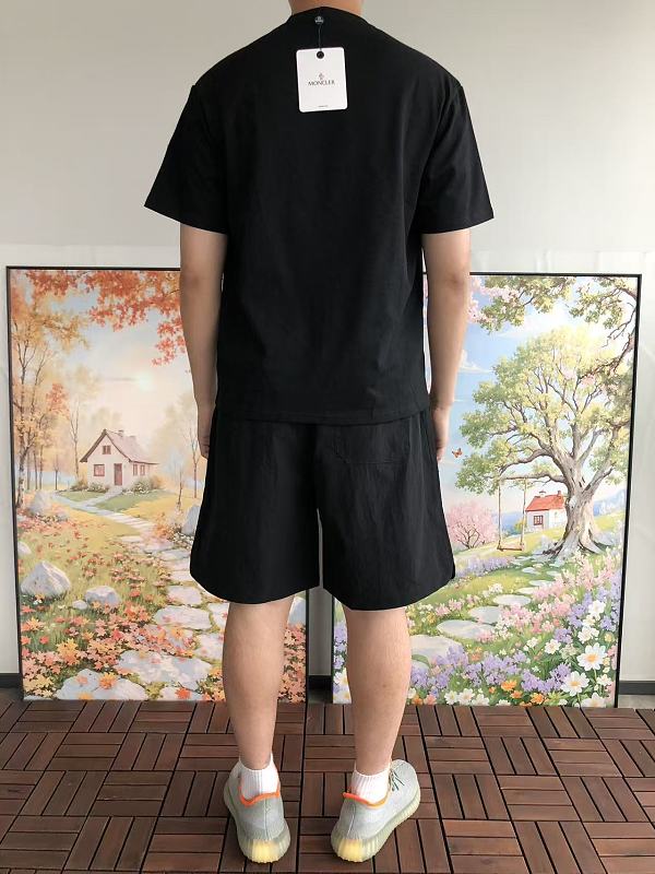 M R T-shirt · 4