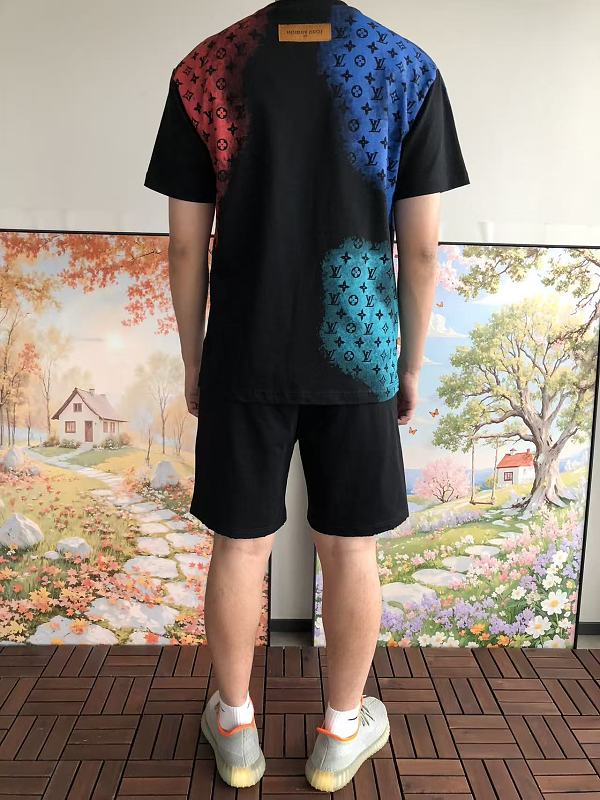 L T-shirt · 4