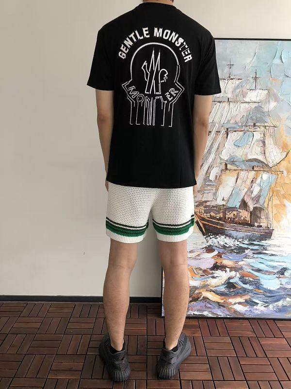 M R T-shirt · 4