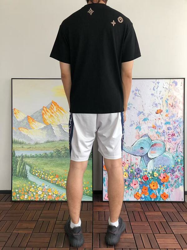 L T-shirt · 4