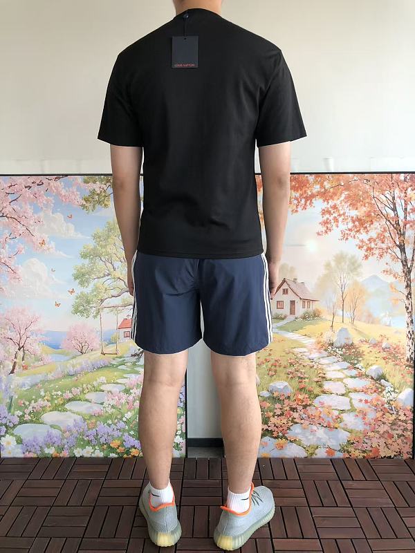 L T-shirt · 4