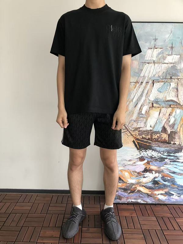 D O T-shirt · 3