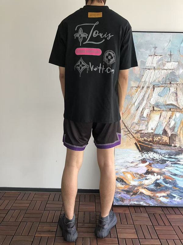 L T-shirt · 4