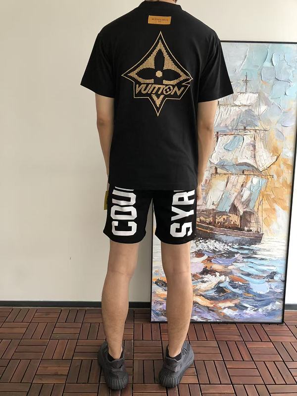L T-shirt · 4