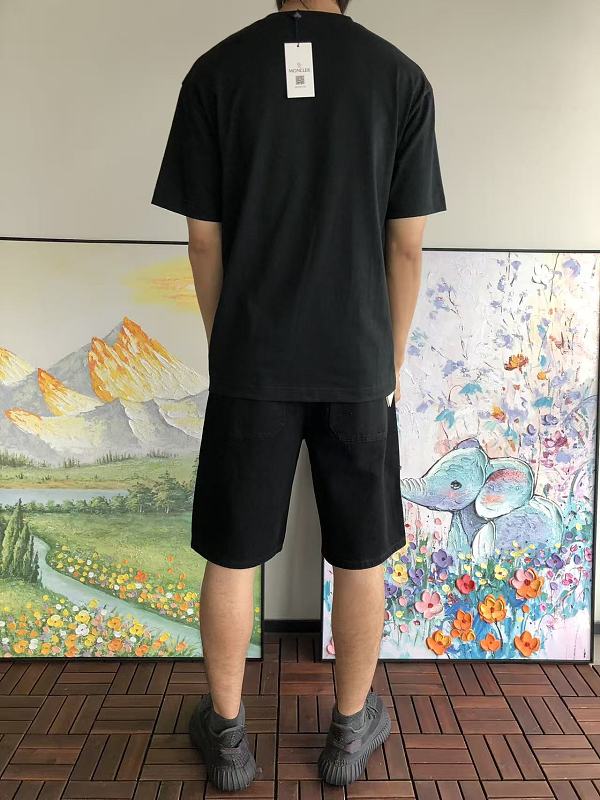M R T-shirt · 4