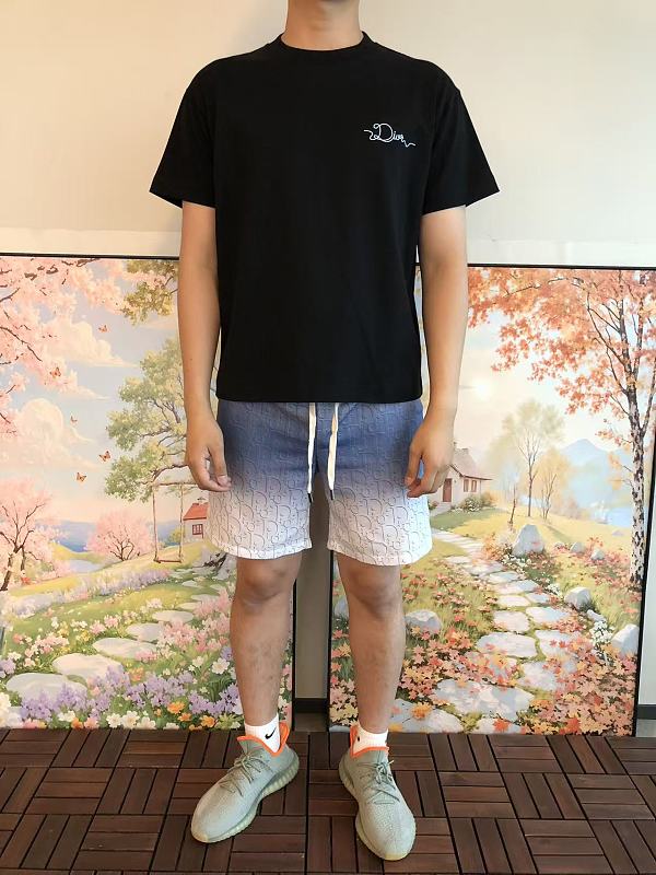 D O T-shirt · 3