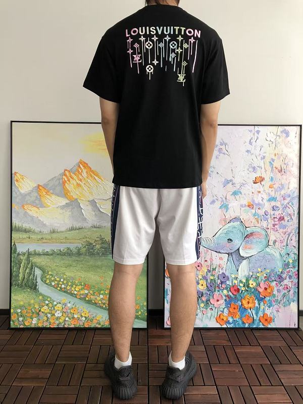 L T-shirt · 4