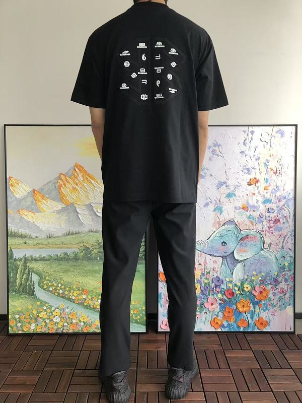 B L Ia A T-shirt · 4