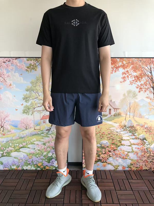 B L Ia A T-shirt · 3