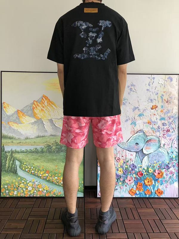 L T-shirt · 4