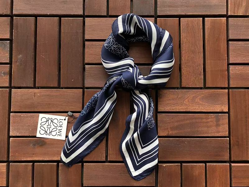 L E Scarf · 3