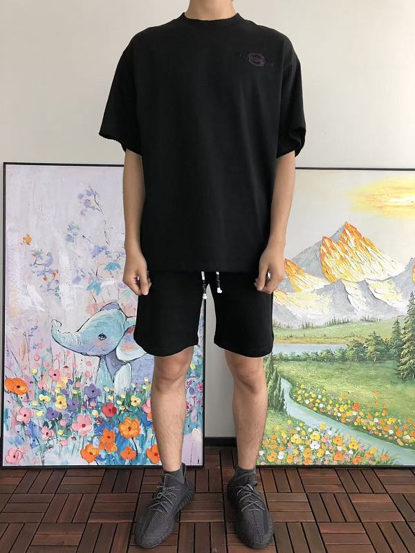 B L Ia A T-shirt · 3