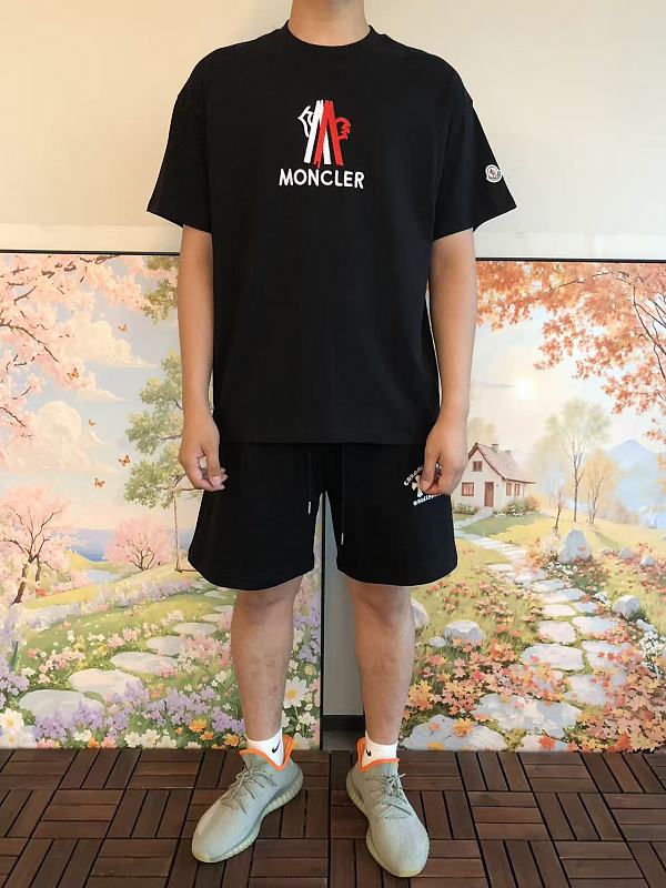M R T-shirt · 3