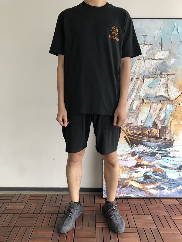 H R E T-shirt · 4