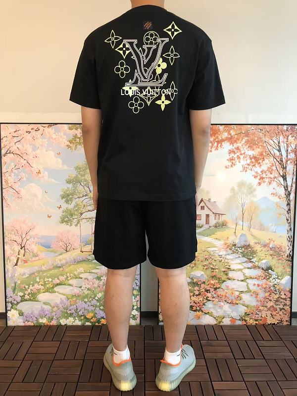 L T-shirt · 4