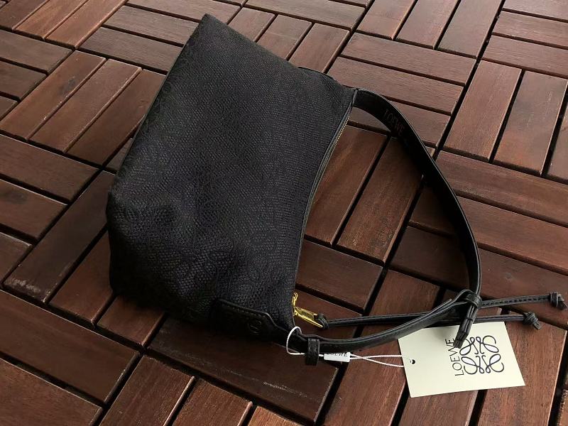 L E Bag 11