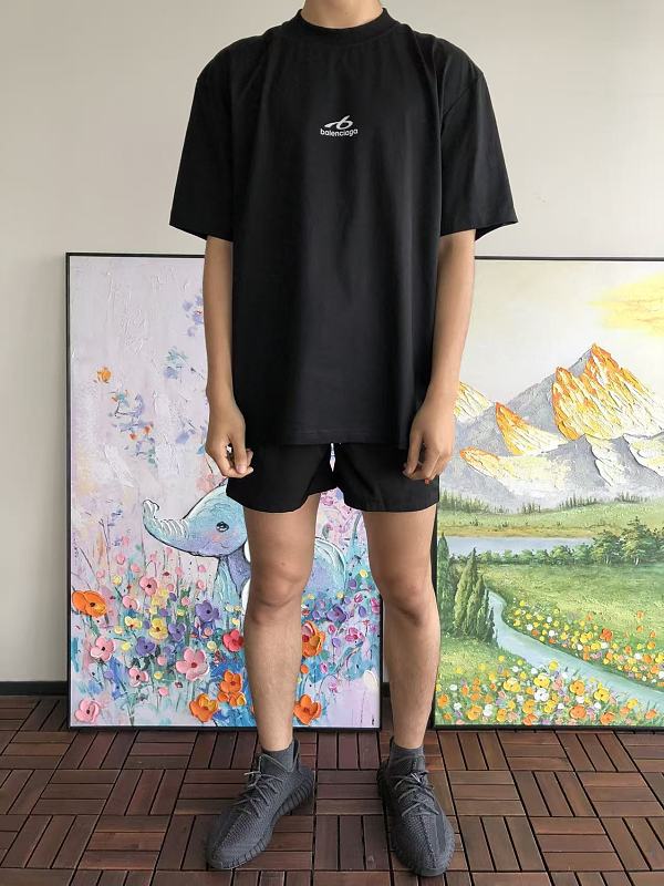 B L Ia A T-shirt · 3