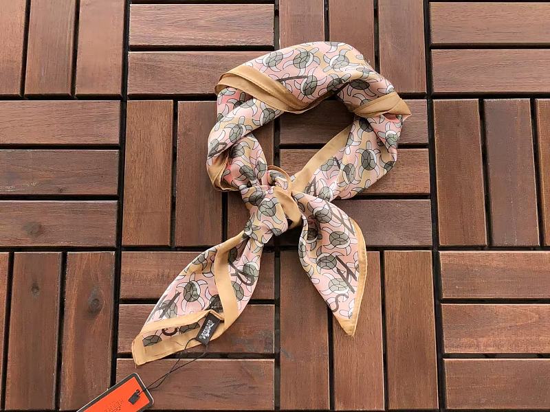 H R E Scarf · 4