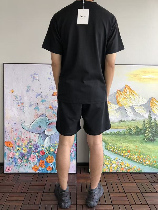 D O T-shirt · 5