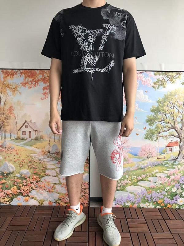 L T-shirt · 3