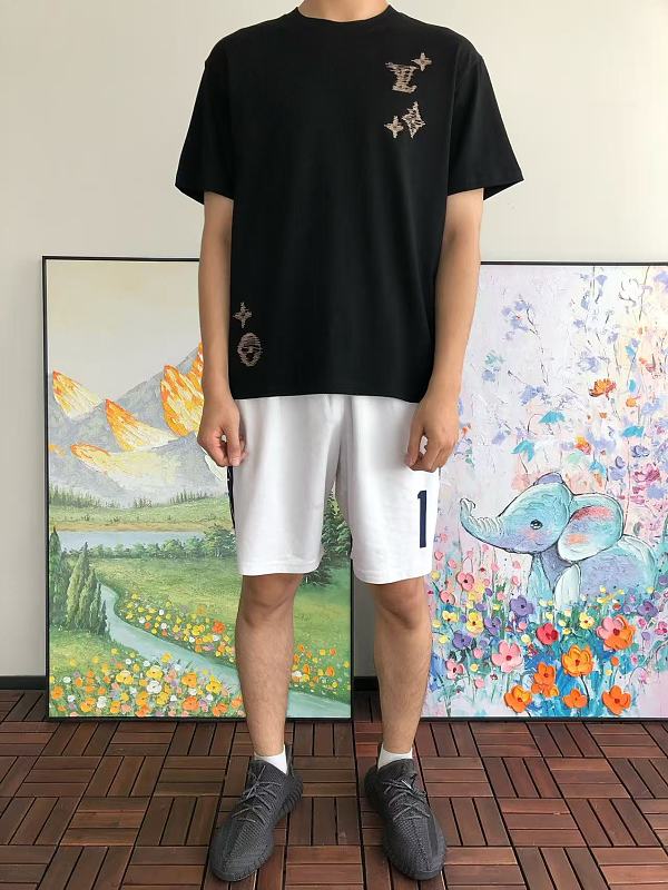 L T-shirt · 3