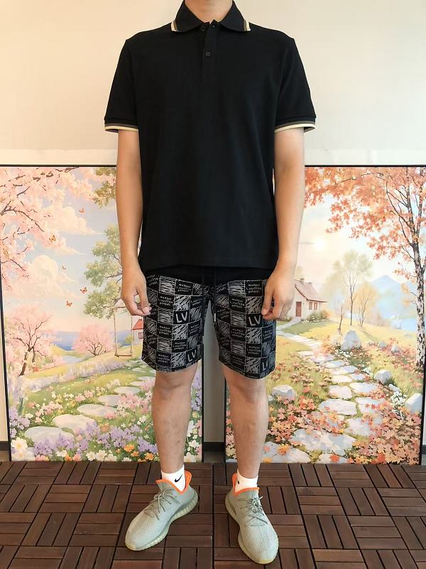 M R T-shirt · 3