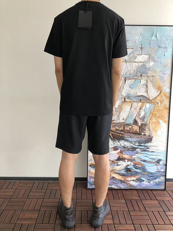 M R T-shirt · 6
