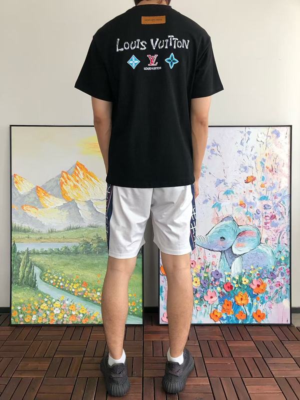 L T-shirt · 4