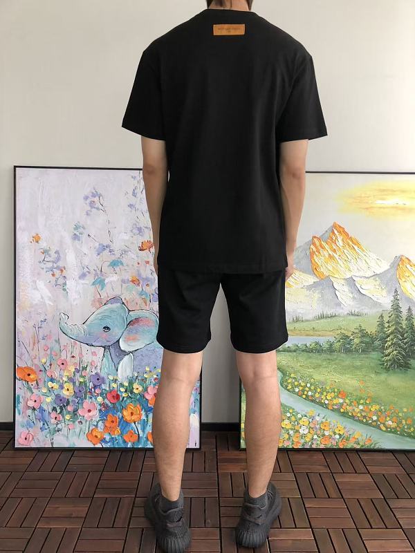 L T-shirt · 4