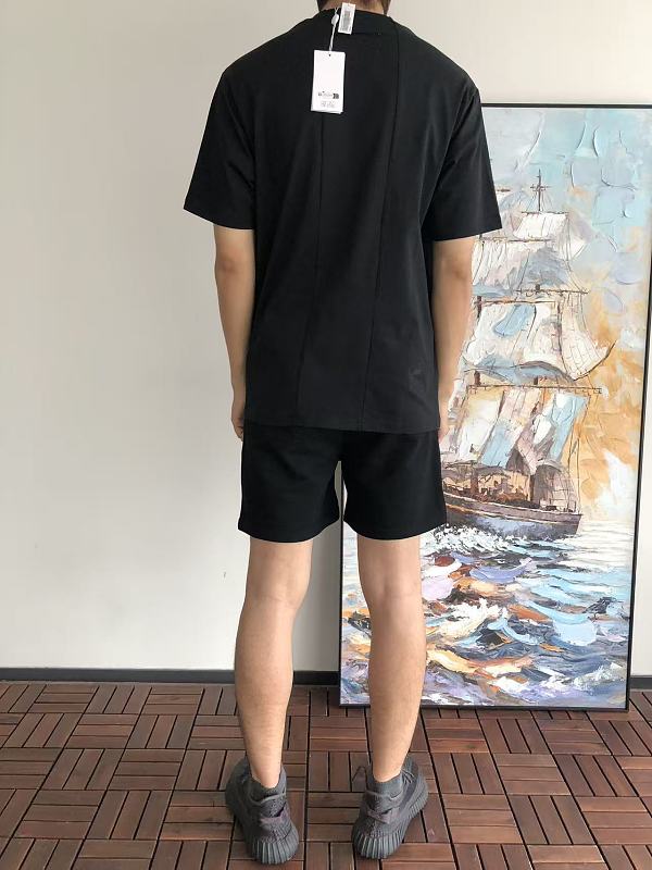 M Is N M R Ie A & S P E E T-shirt · 4