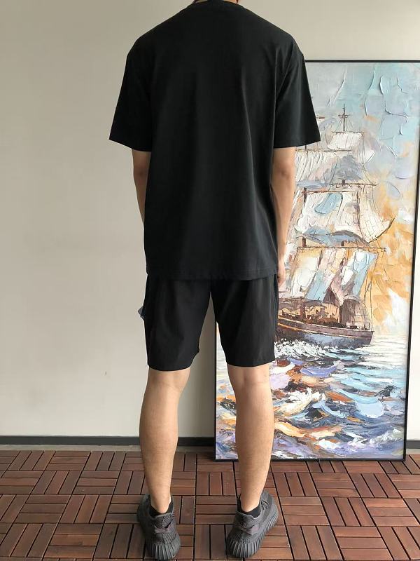 M R T-shirt · 6