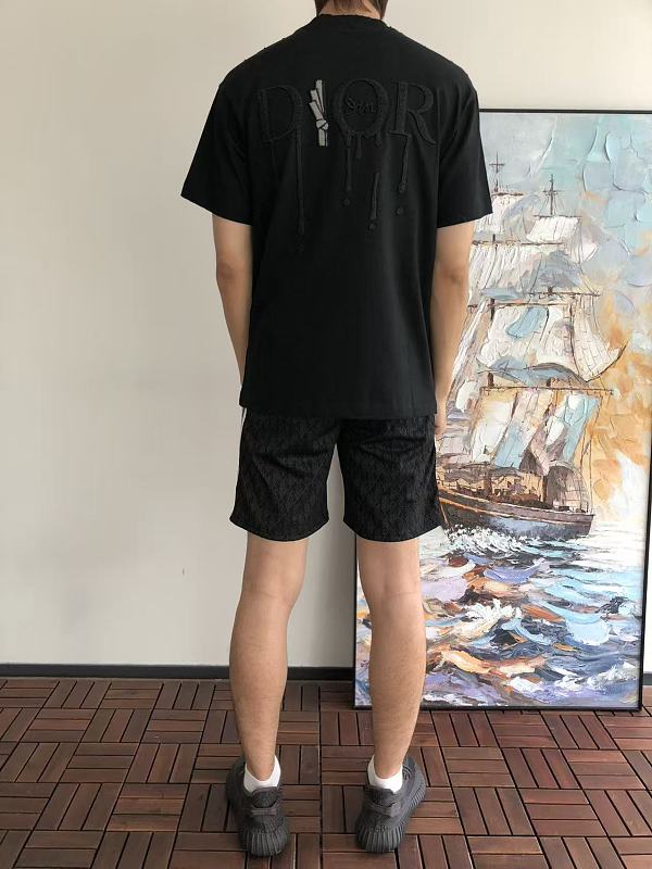 D O T-shirt · 4