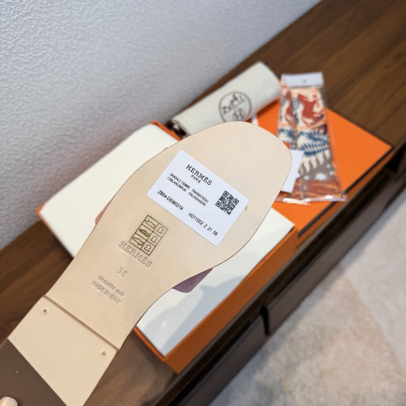 Herme* Slipper · 5