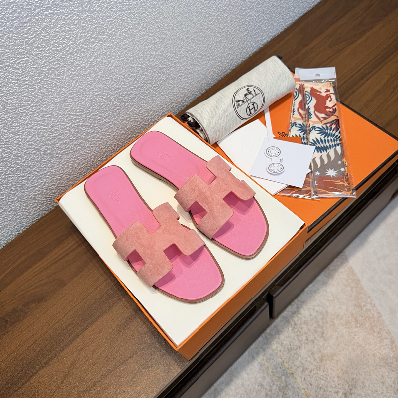Herme* Slipper · 4
