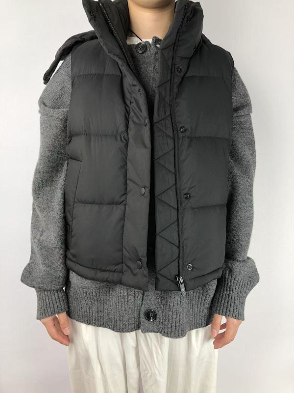 L⭐ ⭐ Ul⭐ M⭐ N Down Vest · 3