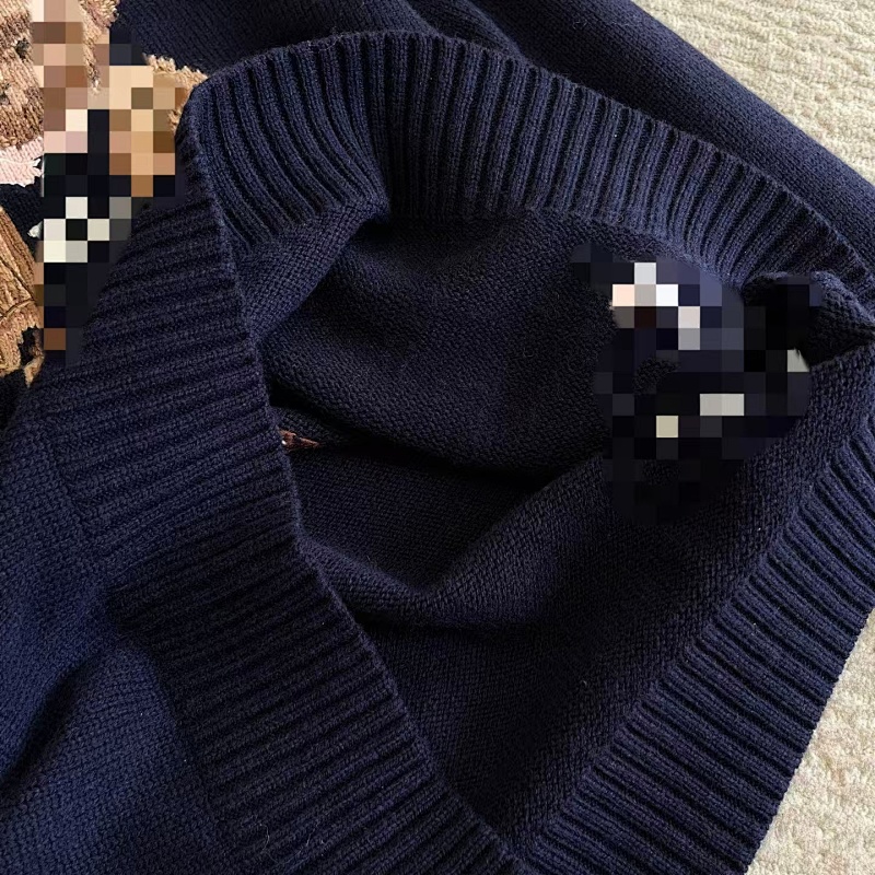 ##Men's Bear Crewneck Sweater P 11