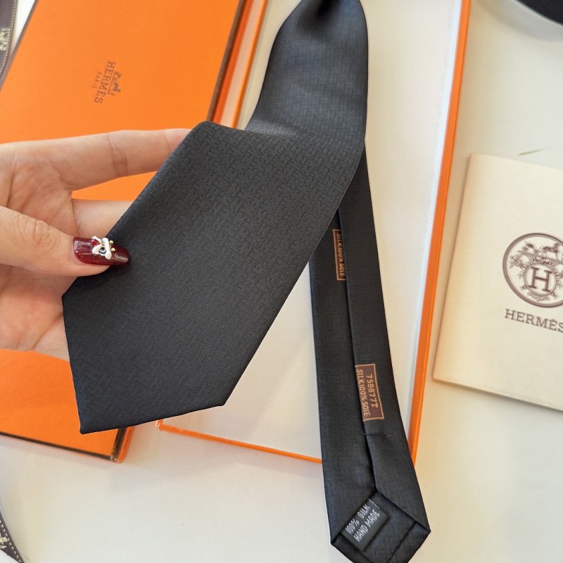 Necktie 425 - 2 · 2