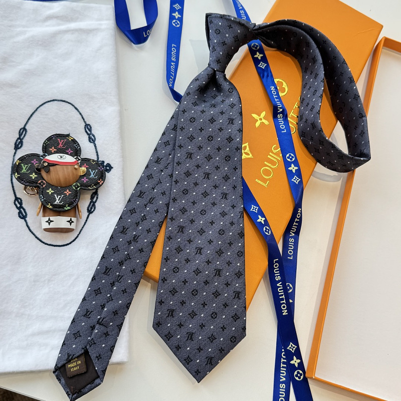 Necktie 379 - 4 · 3